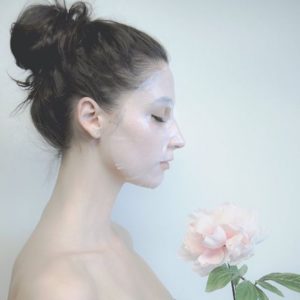 4-bi-kip-giu-lan-da-tuoi-tre-doi-voi-co-nang-thuong-xuyen-make-up-2 4-bi-kip-giu-lan-da-tuoi-tre-doi-voi-co-nang-thuong-xuyen-make-up-2.jpg