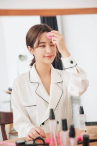 4-bi-kip-giu-lan-da-tuoi-tre-doi-voi-co-nang-thuong-xuyen-make-up 4-bi-kip-giu-lan-da-tuoi-tre-doi-voi-co-nang-thuong-xuyen-make-up.jpg