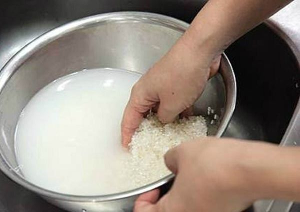 Cách làm đẹp da mặt tại nhà đơn giản bằng nước vo gạo Cach-lam-dep-da-mat-tai-nha-don-gian-bang-nuoc-vo-gao.jpg