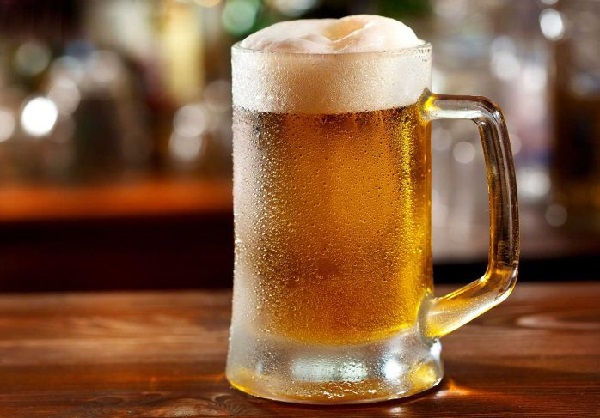 Cách làm trắng da tay bằng bia Cách làm trắng da tay bằng bia