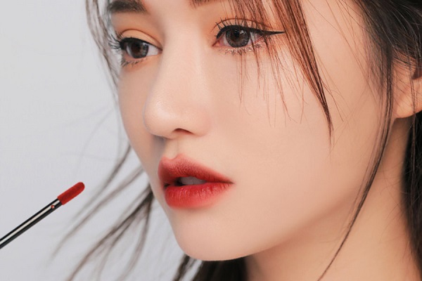 Màu đỏ nâu hợp với da ngăm đen Màu đỏ nâu hợp với da ngăm đen