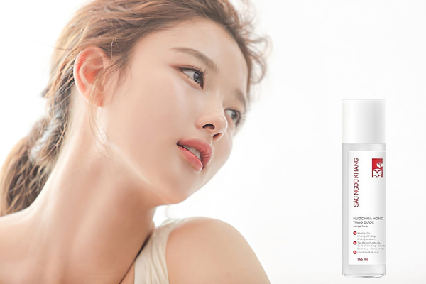 Nước hoa hồng thảo dược Sắc Ngọc Khang giúp làm sạch da, se khít lỗ chân lông hiệu quả. nuoc-hoa-hong-thao-duoc-sac-ngoc-khang-giup-lam-sach-da-se-khit-lo-chan-long-hieu-qua.jpg
