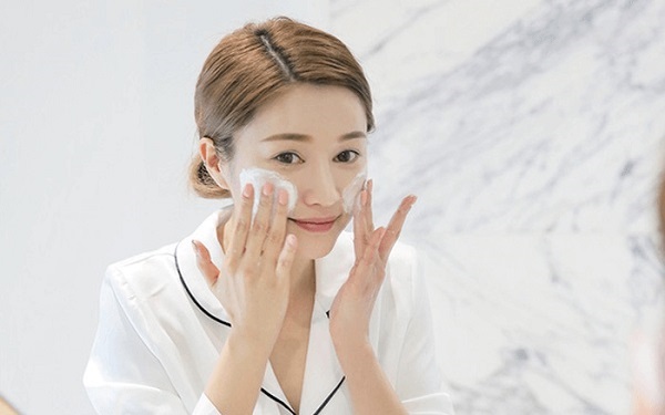 su-dung-dung-kem-duong-am-tri-da-kho-san-va-ngua su-dung-dung-kem-duong-am-tri-da-kho-san-va-ngua.jpg