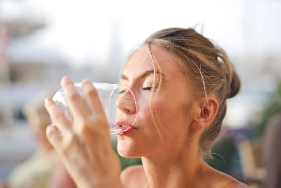 Uống đủ nước hàng ngày Uống đủ nước hàng ngày