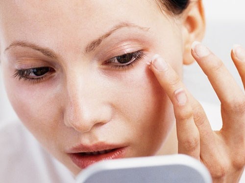 viec-can-lam-khi-dung-kem-tri-mun-1 viec-can-lam-khi-dung-kem-tri-mun-1.jpeg