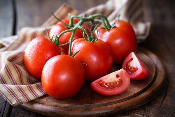 Cách làm trắng da tay bằng cà chua