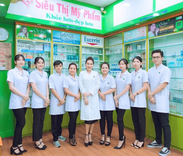 CEO Nguyễn Thị Hồng Vân cùng đội ngũ nhân viên trình độ chuyên môn cao tại Siêu Thị Mỹ Phẩm
