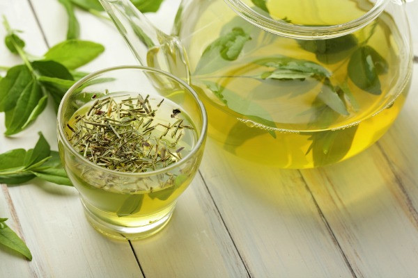 Ban-co-the-su-dung-tra-xanh-nhu-mot-loai-nuoc-uong-giai-doc-gan.jpg