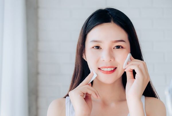 tay-trang-bang-nuoc-muoi-sinh-ly-co-tot-khong.jpg